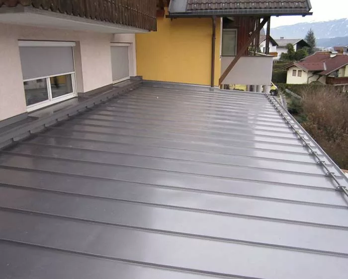 Graues Dach in Tirol von Firma Spenglerei Fritz Wild